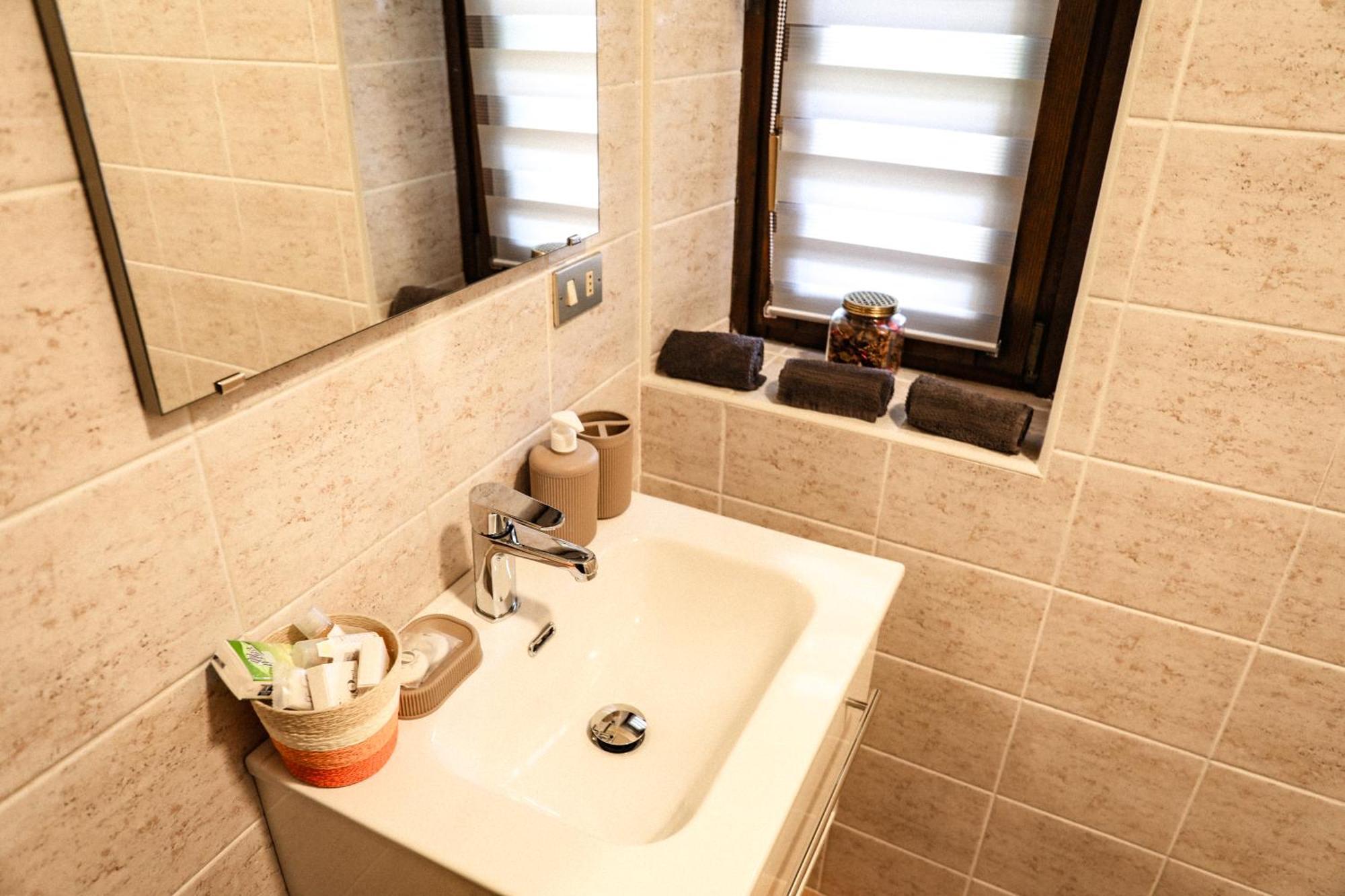 Vittoria Holiday House - Tulip Apartment And Tulip Room Стреза Екстер'єр фото
